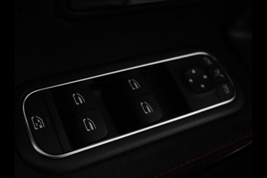 Mercedes-Benz A-Klasse 180 AMG | Panoramadak | Stoelverwarming | Carplay | Widescreen | Leder/Alcanatara | Navigatie | Full LED | Park Assist