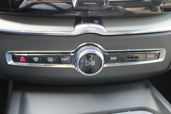 Volvo XC60 T6 350PK Automaat AWD Plug-In Plus Black Edition Panoramisch schuif-kanteldak / Bowers & Wilkins Audio / 21" lichtmetalen velgen / Head-Up Display / 360graden camera