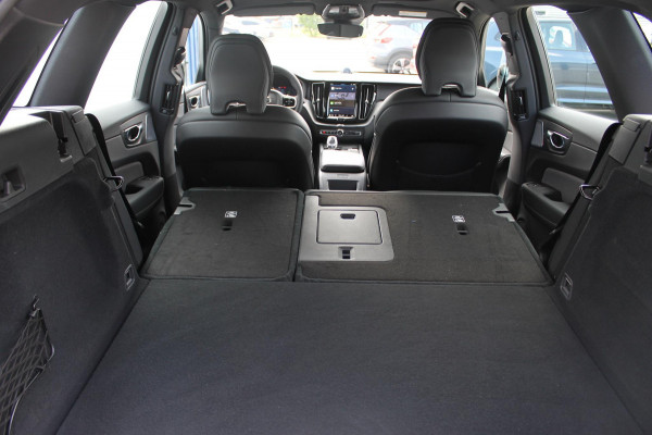 Volvo XC60 T6 350PK Automaat AWD Plug-In Plus Black Edition Panoramisch schuif-kanteldak / Bowers & Wilkins Audio / 21" lichtmetalen velgen / Head-Up Display / 360graden camera