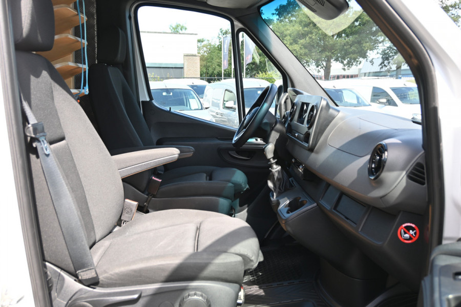 Mercedes-Benz Sprinter 319 CDI 3.0 V6 L2H2 3500 kg Trekhaak, Geveerde stoelen, MBUX navigatie en camera