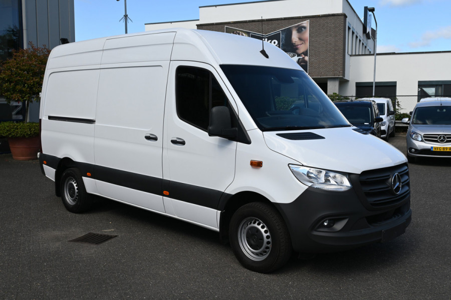 Mercedes-Benz Sprinter 319 CDI 3.0 V6 L2H2 3500 kg Trekhaak, Geveerde stoelen, MBUX navigatie en camera