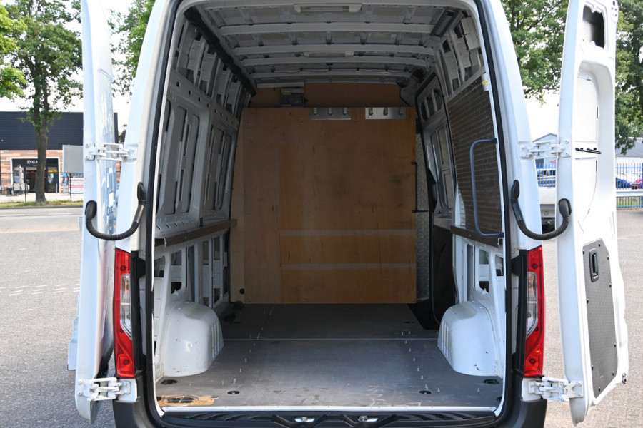 Mercedes-Benz Sprinter 319 CDI 3.0 V6 L2H2 3500 kg Trekhaak, Geveerde stoelen, MBUX navigatie en camera