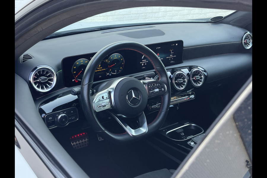 Mercedes-Benz A-Klasse 200 Business Solution AMG | Pano | Trekhaak | ACC | 360* Camera | LED | DAB+ | 18 inch