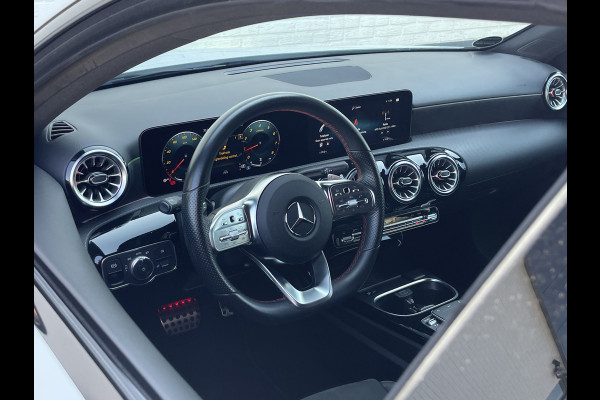Mercedes-Benz A-Klasse 200 Business Solution AMG | Pano | Trekhaak | ACC | 360* Camera | LED | DAB+ | 18 inch