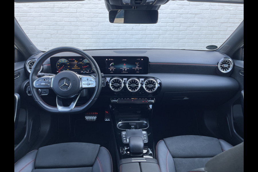 Mercedes-Benz A-Klasse 200 Business Solution AMG | Pano | Trekhaak | ACC | 360* Camera | LED | DAB+ | 18 inch