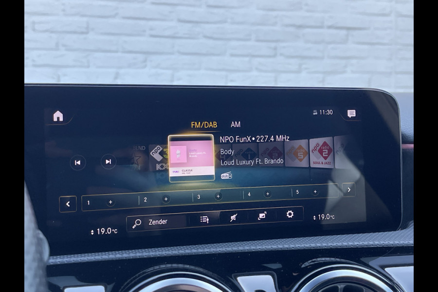Mercedes-Benz A-Klasse 200 Business Solution AMG | Pano | Trekhaak | ACC | 360* Camera | LED | DAB+ | 18 inch