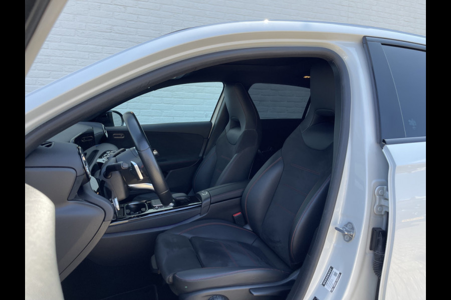 Mercedes-Benz A-Klasse 200 Business Solution AMG | Pano | Trekhaak | ACC | 360* Camera | LED | DAB+ | 18 inch