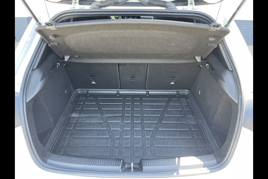 Mercedes-Benz A-Klasse 200 Business Solution AMG | Pano | Trekhaak | ACC | 360* Camera | LED | DAB+ | 18 inch