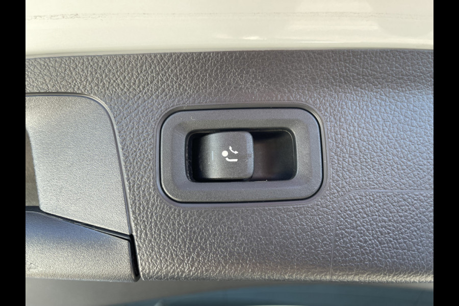 Mercedes-Benz A-Klasse 200 Business Solution AMG | Pano | Trekhaak | ACC | 360* Camera | LED | DAB+ | 18 inch