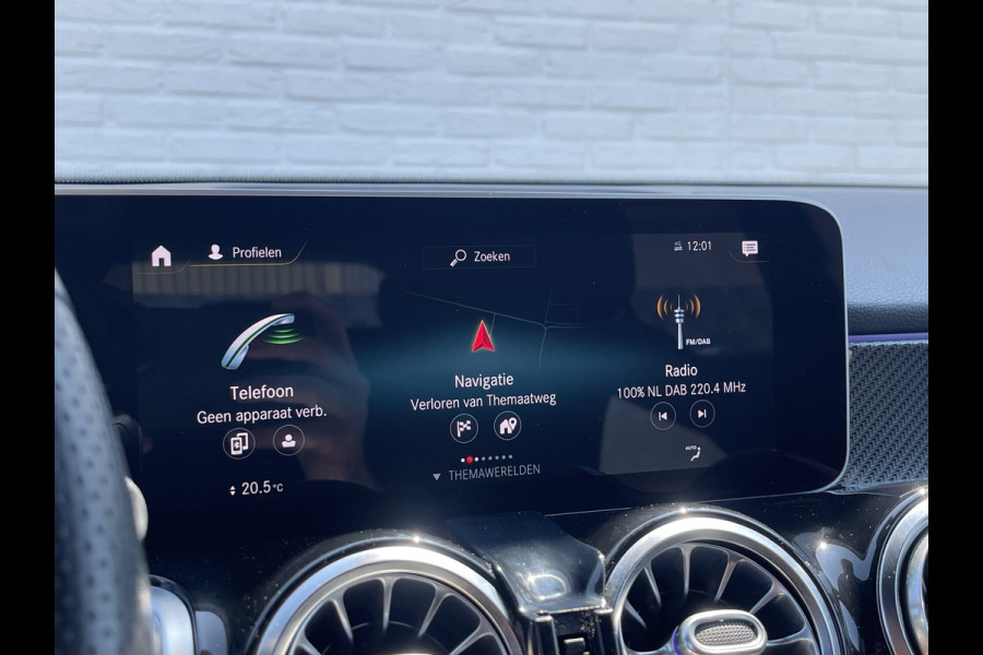 Mercedes-Benz Glb 200 Business Solution AMG | Trekhaak | Ambient Light | Camera | LED | 19 inch