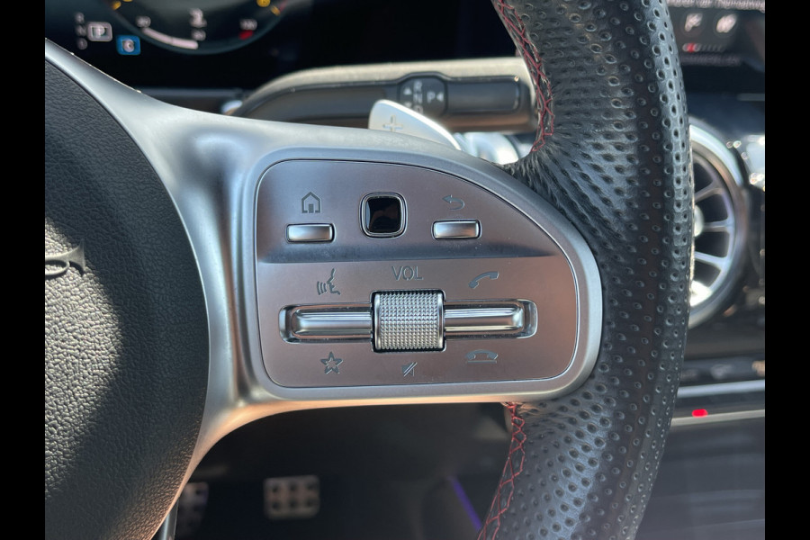 Mercedes-Benz Glb 200 Business Solution AMG | Trekhaak | Ambient Light | Camera | LED | 19 inch