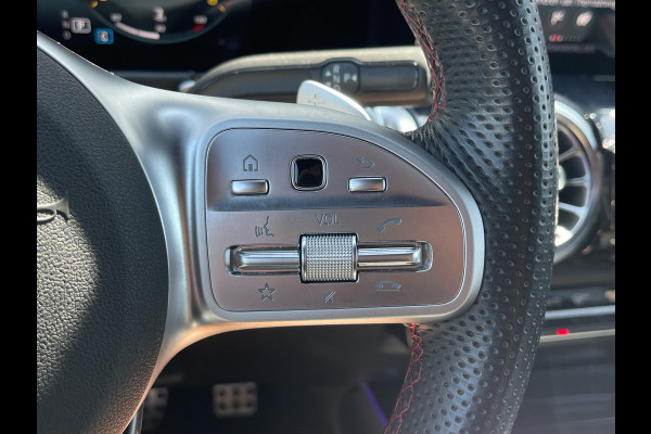 Mercedes-Benz Glb 200 Business Solution AMG | Trekhaak | Ambient Light | Camera | LED | 19 inch