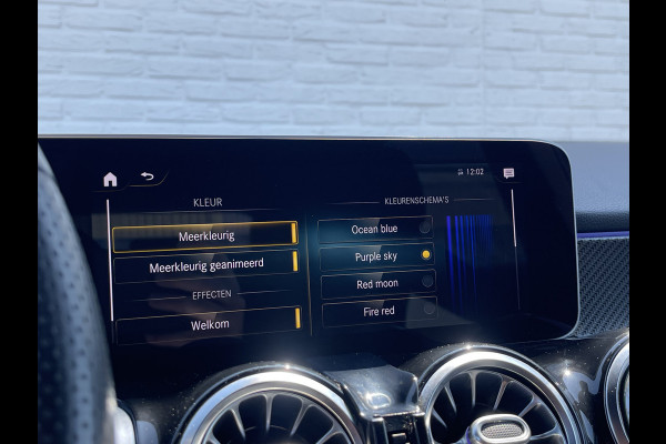 Mercedes-Benz Glb 200 Business Solution AMG | Trekhaak | Ambient Light | Camera | LED | 19 inch