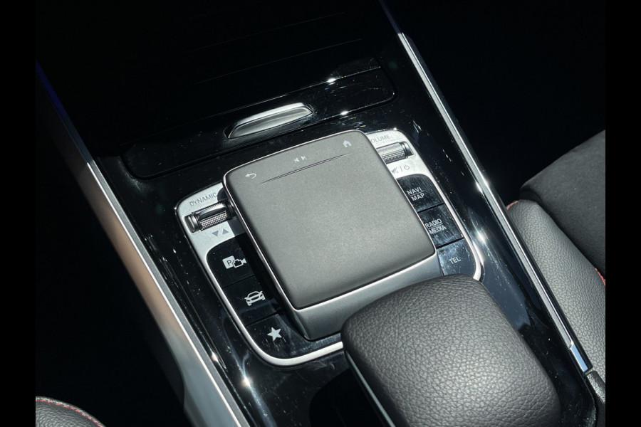 Mercedes-Benz Glb 200 Business Solution AMG | Trekhaak | Ambient Light | Camera | LED | 19 inch
