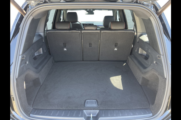 Mercedes-Benz Glb 200 Business Solution AMG | Trekhaak | Ambient Light | Camera | LED | 19 inch