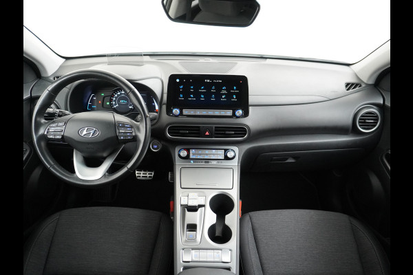 Hyundai Kona EV 64kWh AUT.204pk Grootste ACCU Adaptieve Cruise Control Camera Navi Apple Carplay Android Auto Head-Up Display Ecc DAB Keyless Led Blindspot Monitoring LaneAssist Subwoofer Voorruit verwarmbaar Bluetooth Privacy Glas Lmv 17" Fashion
