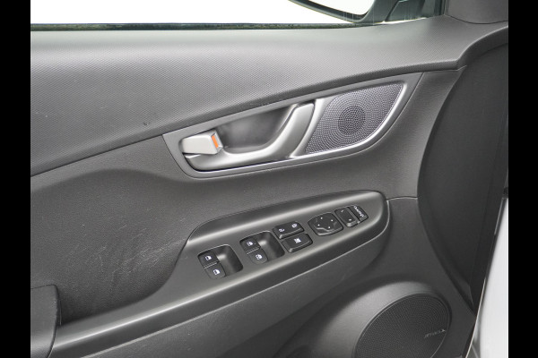 Hyundai Kona EV 64kWh AUT.204pk Grootste ACCU Adaptieve Cruise Control Camera Navi Apple Carplay Android Auto Head-Up Display Ecc DAB Keyless Led Blindspot Monitoring LaneAssist Subwoofer Voorruit verwarmbaar Bluetooth Privacy Glas Lmv 17" Fashion