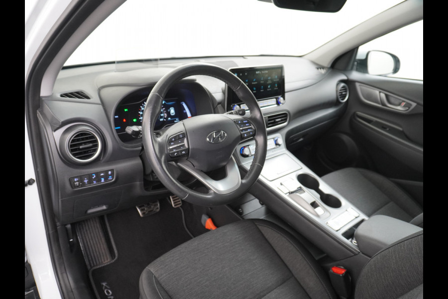 Hyundai Kona EV 64kWh AUT.204pk Grootste ACCU Adaptieve Cruise Control Camera Navi Apple Carplay Android Auto Head-Up Display Ecc DAB Keyless Led Blindspot Monitoring LaneAssist Subwoofer Voorruit verwarmbaar Bluetooth Privacy Glas Lmv 17" Fashion