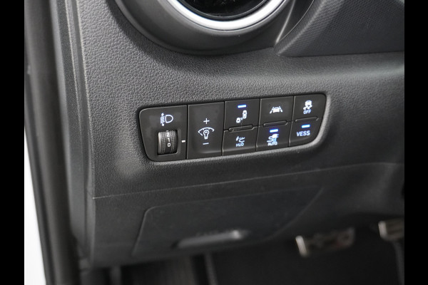 Hyundai Kona EV 64kWh AUT.204pk Grootste ACCU Adaptieve Cruise Control Camera Navi Apple Carplay Android Auto Head-Up Display Ecc DAB Keyless Led Blindspot Monitoring LaneAssist Subwoofer Voorruit verwarmbaar Bluetooth Privacy Glas Lmv 17" Fashion