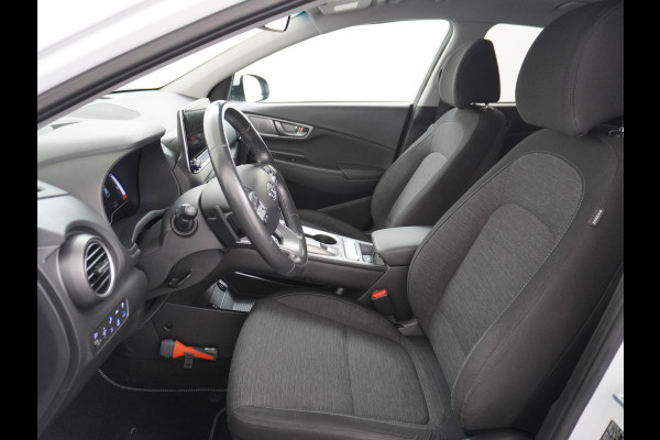 Hyundai Kona EV 64kWh AUT.204pk Grootste ACCU Adaptieve Cruise Control Camera Navi Apple Carplay Android Auto Head-Up Display Ecc DAB Keyless Led Blindspot Monitoring LaneAssist Subwoofer Voorruit verwarmbaar Bluetooth Privacy Glas Lmv 17" Fashion