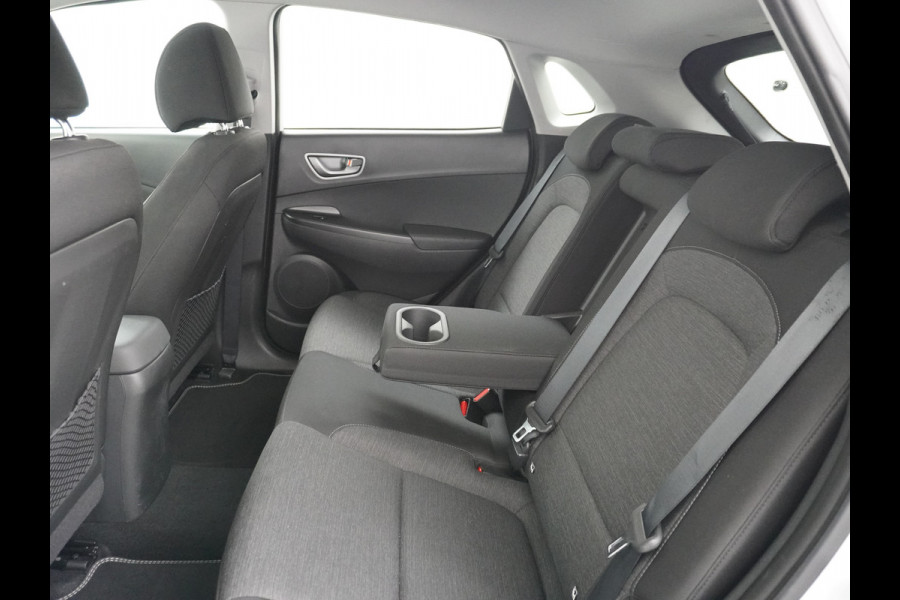Hyundai Kona EV 64kWh AUT.204pk Grootste ACCU Adaptieve Cruise Control Camera Navi Apple Carplay Android Auto Head-Up Display Ecc DAB Keyless Led Blindspot Monitoring LaneAssist Subwoofer Voorruit verwarmbaar Bluetooth Privacy Glas Lmv 17" Fashion