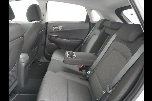 Hyundai Kona EV 64kWh AUT.204pk Grootste ACCU Adaptieve Cruise Control Camera Navi Apple Carplay Android Auto Head-Up Display Ecc DAB Keyless Led Blindspot Monitoring LaneAssist Subwoofer Voorruit verwarmbaar Bluetooth Privacy Glas Lmv 17" Fashion