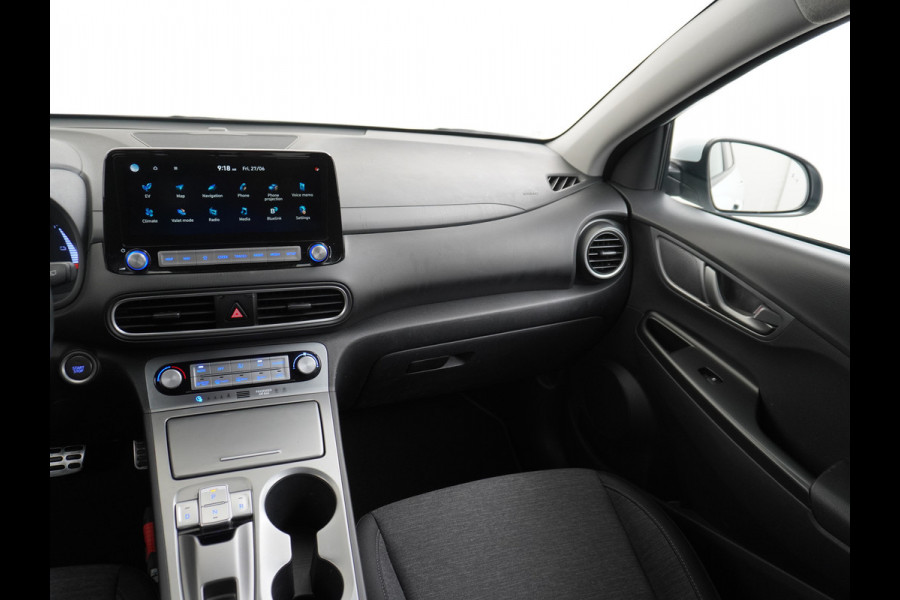 Hyundai Kona EV 64kWh AUT.204pk Grootste ACCU Adaptieve Cruise Control Camera Navi Apple Carplay Android Auto Head-Up Display Ecc DAB Keyless Led Blindspot Monitoring LaneAssist Subwoofer Voorruit verwarmbaar Bluetooth Privacy Glas Lmv 17" Fashion