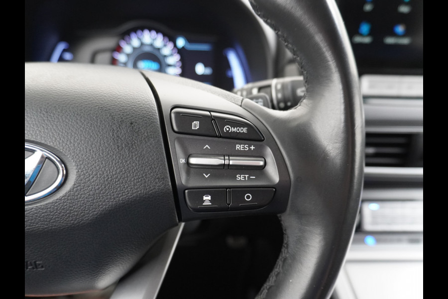 Hyundai Kona EV 64kWh AUT.204pk Grootste ACCU Adaptieve Cruise Control Camera Navi Apple Carplay Android Auto Head-Up Display Ecc DAB Keyless Led Blindspot Monitoring LaneAssist Subwoofer Voorruit verwarmbaar Bluetooth Privacy Glas Lmv 17" Fashion