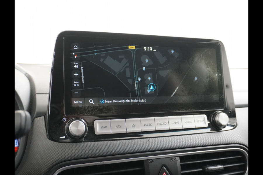 Hyundai Kona EV 64kWh AUT.204pk Grootste ACCU Adaptieve Cruise Control Camera Navi Apple Carplay Android Auto Head-Up Display Ecc DAB Keyless Led Blindspot Monitoring LaneAssist Subwoofer Voorruit verwarmbaar Bluetooth Privacy Glas Lmv 17" Fashion