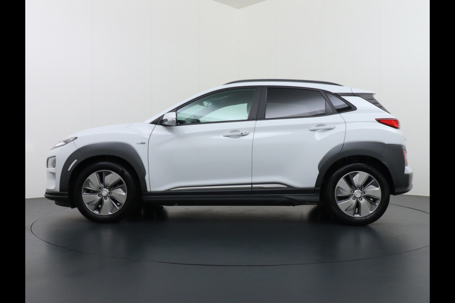 Hyundai Kona EV 64kWh AUT.204pk Grootste ACCU Adaptieve Cruise Control Camera Navi Apple Carplay Android Auto Head-Up Display Ecc DAB Keyless Led Blindspot Monitoring LaneAssist Subwoofer Voorruit verwarmbaar Bluetooth Privacy Glas Lmv 17" Fashion