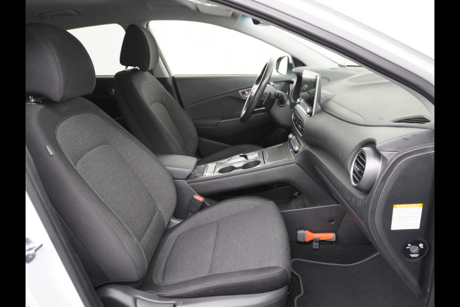 Hyundai Kona EV 64kWh AUT.204pk Grootste ACCU Adaptieve Cruise Control Camera Navi Apple Carplay Android Auto Head-Up Display Ecc DAB Keyless Led Blindspot Monitoring LaneAssist Subwoofer Voorruit verwarmbaar Bluetooth Privacy Glas Lmv 17" Fashion