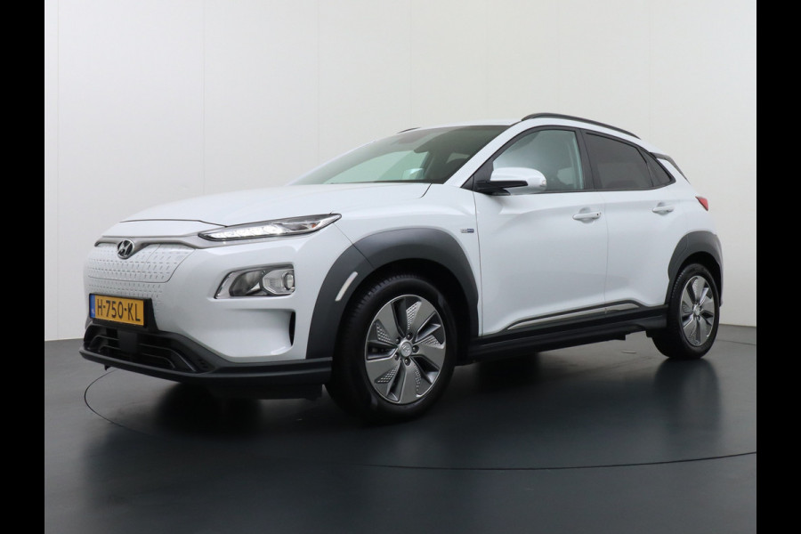 Hyundai Kona EV 64kWh AUT.204pk Grootste ACCU Adaptieve Cruise Control Camera Navi Apple Carplay Android Auto Head-Up Display Ecc DAB Keyless Led Blindspot Monitoring LaneAssist Subwoofer Voorruit verwarmbaar Bluetooth Privacy Glas Lmv 17" Fashion