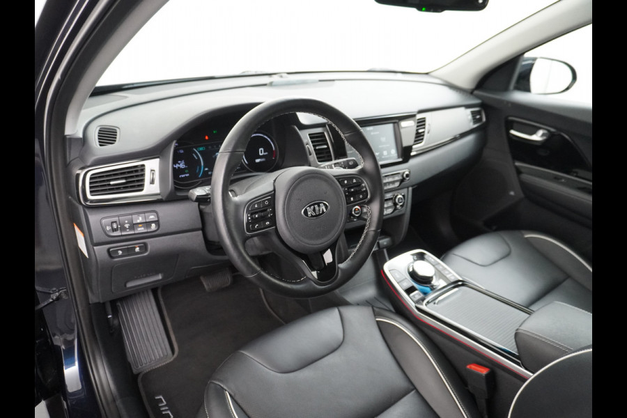 Kia e-Niro 64kWh 204PK Leder Camera Adaptive-Cruise Warmtepomp Apple Carplay Android Auto Navi Ecc DAB Pdc Executive-Line Stoel Verwarming/ Keyless Led Achterbank+Stuur Verwarming Dodehoek assistent Regen-Lichtsensor JBL-Soundsystem Bluetooth Draadloze tel.lader Lmv 17" 1e Eigenaar! Krachtige en zuinige aandrijflijn met grootste accu! €45.000 Nieuw