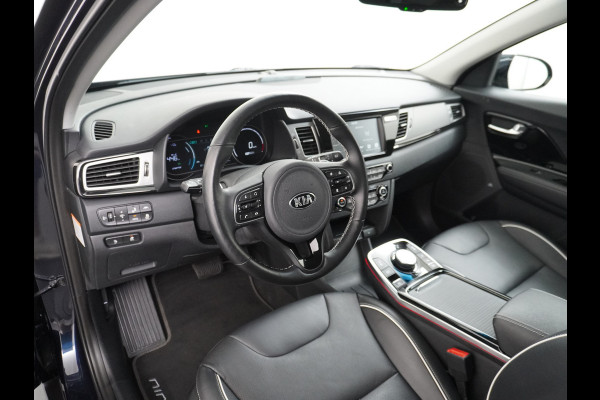 Kia e-Niro 64kWh 204PK Leder Camera Adaptive-Cruise Warmtepomp Apple Carplay Android Auto Navi Ecc DAB Pdc Executive-Line Stoel Verwarming/ Keyless Led Achterbank+Stuur Verwarming Dodehoek assistent Regen-Lichtsensor JBL-Soundsystem Bluetooth Draadloze tel.lader Lmv 17" 1e Eigenaar! Krachtige en zuinige aandrijflijn met grootste accu! €45.000 Nieuw