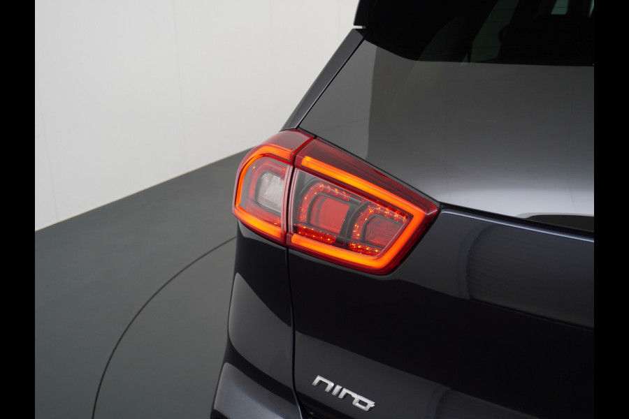 Kia e-Niro 64kWh 204PK Leder Camera Adaptive-Cruise Warmtepomp Apple Carplay Android Auto Navi Ecc DAB Pdc Executive-Line Stoel Verwarming/ Keyless Led Achterbank+Stuur Verwarming Dodehoek assistent Regen-Lichtsensor JBL-Soundsystem Bluetooth Draadloze tel.lader Lmv 17" 1e Eigenaar! Krachtige en zuinige aandrijflijn met grootste accu! €45.000 Nieuw