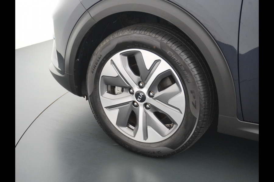 Kia e-Niro 64kWh 204PK Leder Camera Adaptive-Cruise Warmtepomp Apple Carplay Android Auto Navi Ecc DAB Pdc Executive-Line Stoel Verwarming/ Keyless Led Achterbank+Stuur Verwarming Dodehoek assistent Regen-Lichtsensor JBL-Soundsystem Bluetooth Draadloze tel.lader Lmv 17" 1e Eigenaar! Krachtige en zuinige aandrijflijn met grootste accu! €45.000 Nieuw