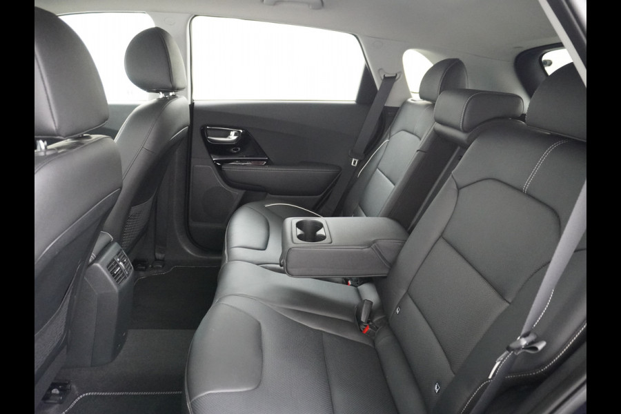 Kia e-Niro 64kWh 204PK Leder Camera Adaptive-Cruise Warmtepomp Apple Carplay Android Auto Navi Ecc DAB Pdc Executive-Line Stoel Verwarming/ Keyless Led Achterbank+Stuur Verwarming Dodehoek assistent Regen-Lichtsensor JBL-Soundsystem Bluetooth Draadloze tel.lader Lmv 17" 1e Eigenaar! Krachtige en zuinige aandrijflijn met grootste accu! €45.000 Nieuw