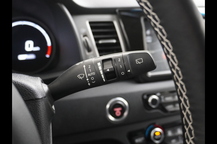 Kia e-Niro 64kWh 204PK Leder Camera Adaptive-Cruise Warmtepomp Apple Carplay Android Auto Navi Ecc DAB Pdc Executive-Line Stoel Verwarming/ Keyless Led Achterbank+Stuur Verwarming Dodehoek assistent Regen-Lichtsensor JBL-Soundsystem Bluetooth Draadloze tel.lader Lmv 17" 1e Eigenaar! Krachtige en zuinige aandrijflijn met grootste accu! €45.000 Nieuw