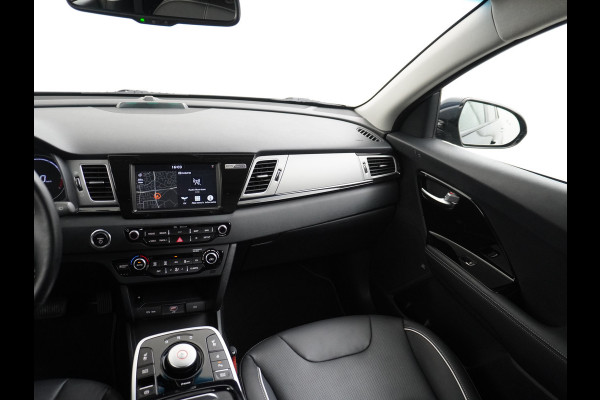 Kia e-Niro 64kWh 204PK Leder Camera Adaptive-Cruise Warmtepomp Apple Carplay Android Auto Navi Ecc DAB Pdc Executive-Line Stoel Verwarming/ Keyless Led Achterbank+Stuur Verwarming Dodehoek assistent Regen-Lichtsensor JBL-Soundsystem Bluetooth Draadloze tel.lader Lmv 17" 1e Eigenaar! Krachtige en zuinige aandrijflijn met grootste accu! €45.000 Nieuw