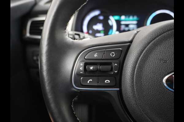 Kia e-Niro 64kWh 204PK Leder Camera Adaptive-Cruise Warmtepomp Apple Carplay Android Auto Navi Ecc DAB Pdc Executive-Line Stoel Verwarming/ Keyless Led Achterbank+Stuur Verwarming Dodehoek assistent Regen-Lichtsensor JBL-Soundsystem Bluetooth Draadloze tel.lader Lmv 17" 1e Eigenaar! Krachtige en zuinige aandrijflijn met grootste accu! €45.000 Nieuw