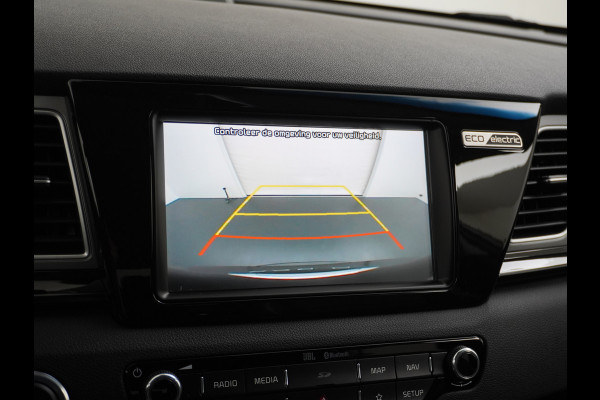Kia e-Niro 64kWh 204PK Leder Camera Adaptive-Cruise Warmtepomp Apple Carplay Android Auto Navi Ecc DAB Pdc Executive-Line Stoel Verwarming/ Keyless Led Achterbank+Stuur Verwarming Dodehoek assistent Regen-Lichtsensor JBL-Soundsystem Bluetooth Draadloze tel.lader Lmv 17" 1e Eigenaar! Krachtige en zuinige aandrijflijn met grootste accu! €45.000 Nieuw