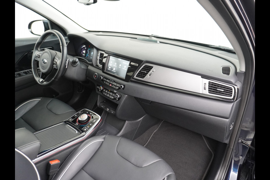 Kia e-Niro 64kWh 204PK Leder Camera Adaptive-Cruise Warmtepomp Apple Carplay Android Auto Navi Ecc DAB Pdc Executive-Line Stoel Verwarming/ Keyless Led Achterbank+Stuur Verwarming Dodehoek assistent Regen-Lichtsensor JBL-Soundsystem Bluetooth Draadloze tel.lader Lmv 17" 1e Eigenaar! Krachtige en zuinige aandrijflijn met grootste accu! €45.000 Nieuw