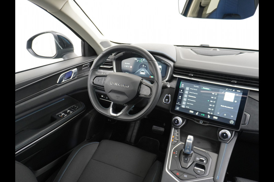 Lynk & Co 01 1.5 PHEV AUT-7 261pk Pano-Schuif-K-dak 20" 360°Camera Apple Carplay Android Auto Adaptive-Cr NaviPdc-a+v Ecc Keyless Led M-BuxPl Elek.Memory.Stoel File assistent Dodehoek detector Elektrisch bedienbare achterklep Rijstrooksensor Wifi Verkeersbord detectie 425Nm koppel 3,6kw laadvermogen A-label Euro 6 Hybride Benzine / Elektrisch rijden tot ca 69km  1800kg trekvermogen