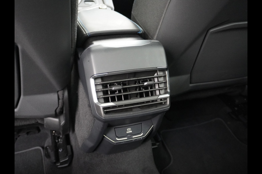 Lynk & Co 01 1.5 PHEV AUT-7 261pk Pano-Schuif-K-dak 20" 360°Camera Apple Carplay Android Auto Adaptive-Cr NaviPdc-a+v Ecc Keyless Led M-BuxPl Elek.Memory.Stoel File assistent Dodehoek detector Elektrisch bedienbare achterklep Rijstrooksensor Wifi Verkeersbord detectie 425Nm koppel 3,6kw laadvermogen A-label Euro 6 Hybride Benzine / Elektrisch rijden tot ca 69km  1800kg trekvermogen