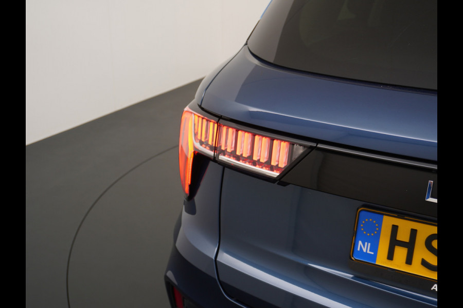 Lynk & Co 01 1.5 PHEV AUT-7 261pk Pano-Schuif-K-dak 20" 360°Camera Apple Carplay Android Auto Adaptive-Cr NaviPdc-a+v Ecc Keyless Led M-BuxPl Elek.Memory.Stoel File assistent Dodehoek detector Elektrisch bedienbare achterklep Rijstrooksensor Wifi Verkeersbord detectie 425Nm koppel 3,6kw laadvermogen A-label Euro 6 Hybride Benzine / Elektrisch rijden tot ca 69km  1800kg trekvermogen