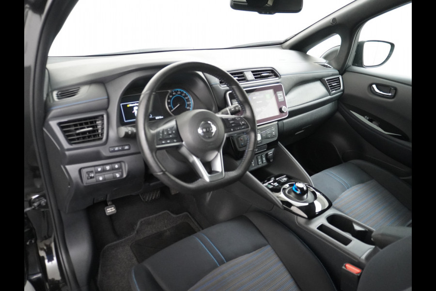 Nissan Leaf N-Connecta 40kWh Apple Carplay Android Auto Trekhaak Cruise control adaptief 360°Camera Navi Ecc Stoel+Stuurverwarming Keyless D Dodehoek detector Rijstrooksensor met correctie Uitparkeer waarschuwing Verkeersbord detectie Bluetooth Privacy Glas Lmv 17" 1e Eigenaar