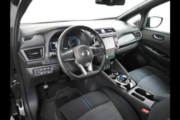 Nissan Leaf N-Connecta 40kWh Apple Carplay Android Auto Trekhaak Cruise control adaptief 360°Camera Navi Ecc Stoel+Stuurverwarming Keyless D Dodehoek detector Rijstrooksensor met correctie Uitparkeer waarschuwing Verkeersbord detectie Bluetooth Privacy Glas Lmv 17" 1e Eigenaar