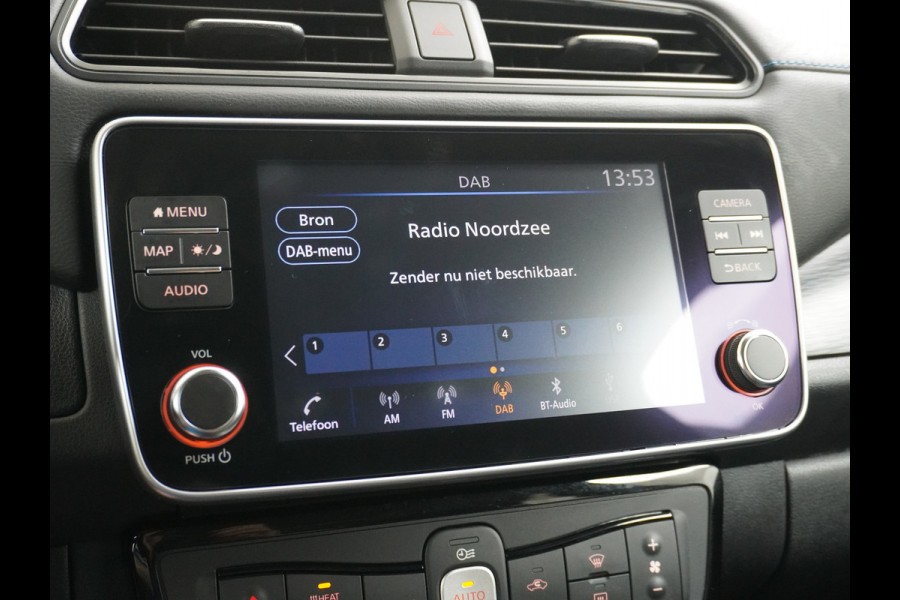 Nissan Leaf N-Connecta 40kWh Apple Carplay Android Auto Trekhaak Cruise control adaptief 360°Camera Navi Ecc Stoel+Stuurverwarming Keyless D Dodehoek detector Rijstrooksensor met correctie Uitparkeer waarschuwing Verkeersbord detectie Bluetooth Privacy Glas Lmv 17" 1e Eigenaar