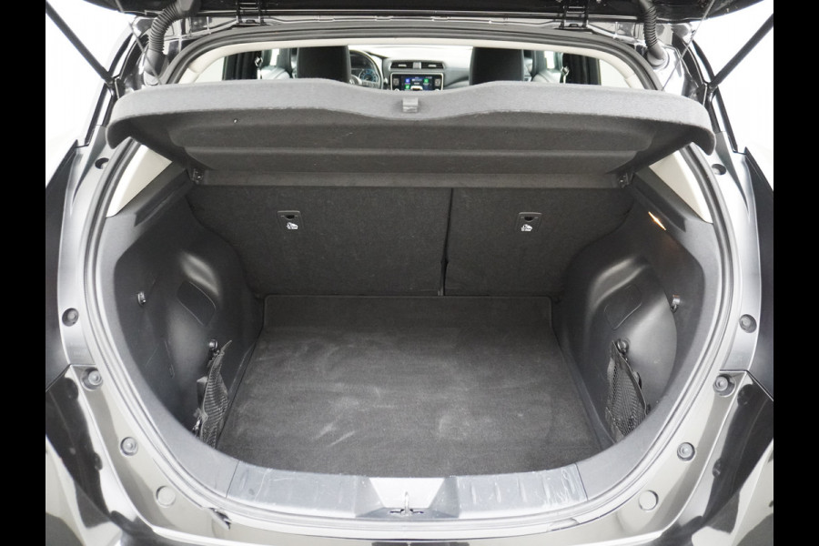 Nissan Leaf N-Connecta 40kWh Apple Carplay Android Auto Trekhaak Cruise control adaptief 360°Camera Navi Ecc Stoel+Stuurverwarming Keyless D Dodehoek detector Rijstrooksensor met correctie Uitparkeer waarschuwing Verkeersbord detectie Bluetooth Privacy Glas Lmv 17" 1e Eigenaar