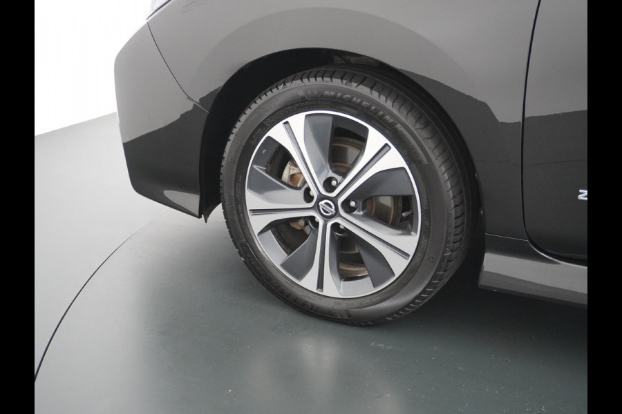Nissan Leaf N-Connecta 40kWh Apple Carplay Android Auto Trekhaak Cruise control adaptief 360°Camera Navi Ecc Stoel+Stuurverwarming Keyless D Dodehoek detector Rijstrooksensor met correctie Uitparkeer waarschuwing Verkeersbord detectie Bluetooth Privacy Glas Lmv 17" 1e Eigenaar